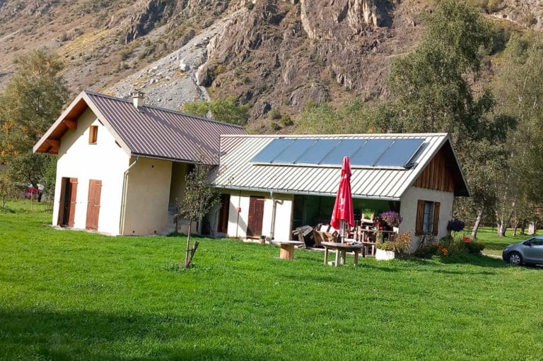 chauffage solaire et panneaux solaires thermiques installés dans un camping
